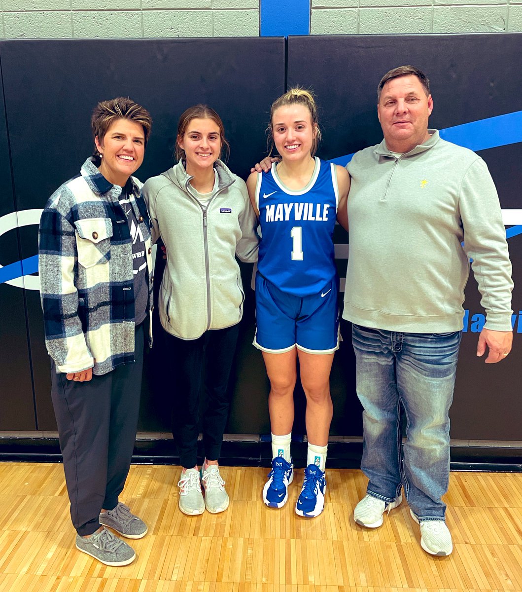 SiebenLaurie's tweet image. 8’O’Clock Rock -Fun Night for  @cassiesieben12 and her Comet Teammates   #SeasonVibes #Roundballfun #ProudMom