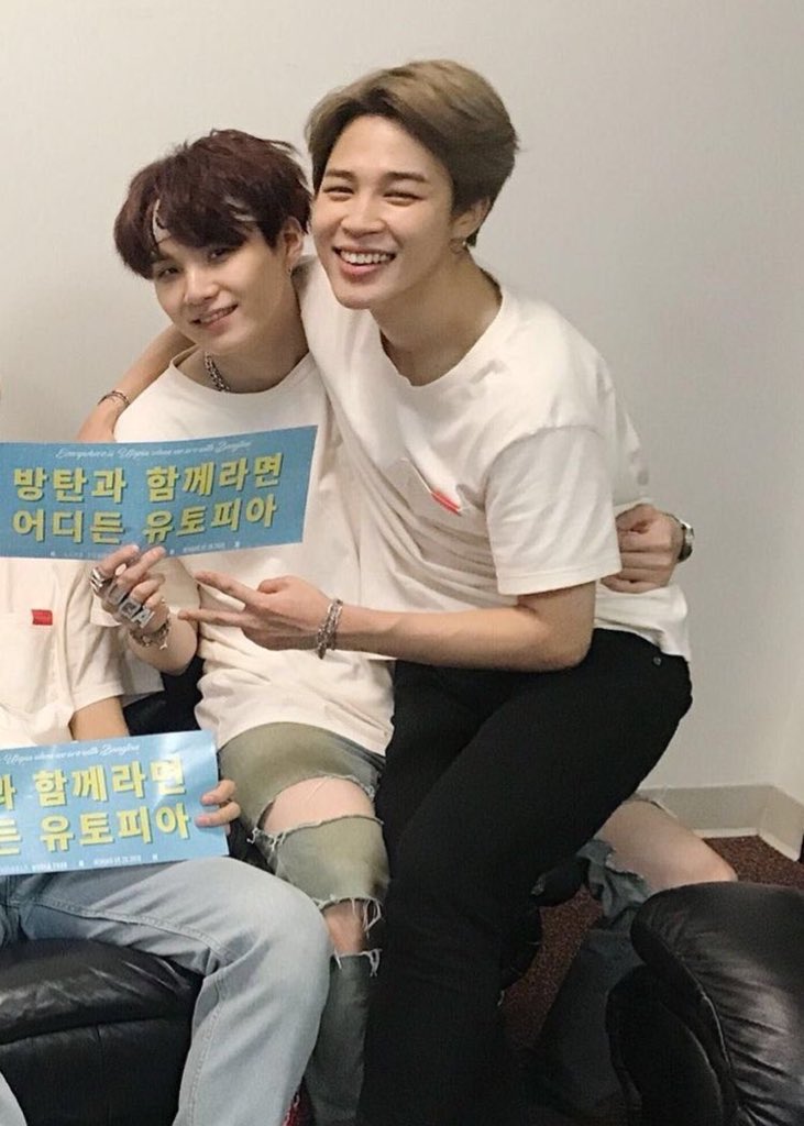 breaadgeniee's tweet photo. Ga tau foto ini tu gemes banget😭, cara yoongi megang pinggang jimin tu like AAAAA https://t.co/zKgGnIPtyE