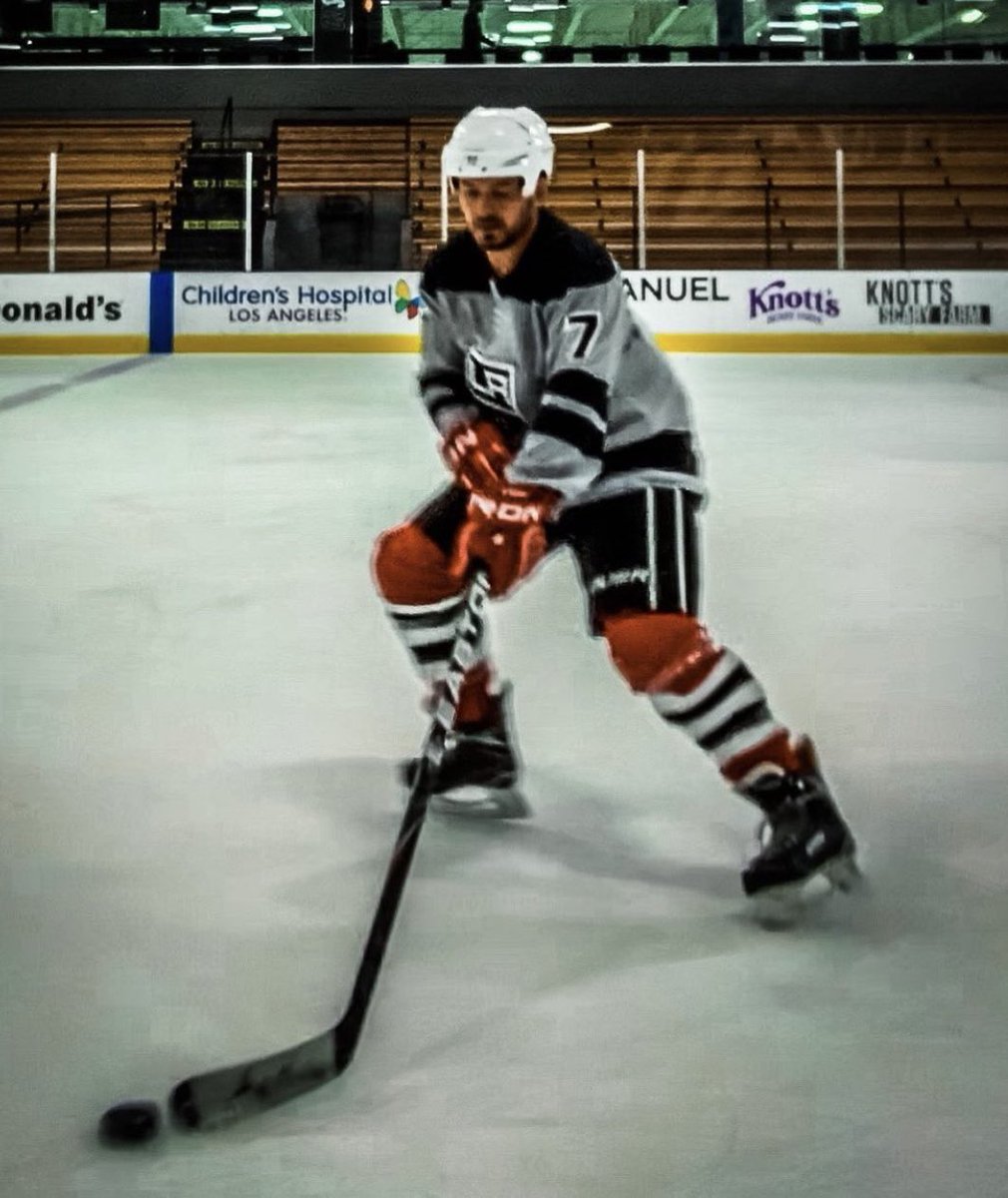 FX_Rivera's tweet photo. @UFCEspanol @LAKings @STAPLESCenter @theassassinbaby @LosVGK Acá en los @LAKings tambien tenemos a nuestro fajador mexicano de Tijuana, el “Bure” @HenBriones 😎
Un gran abrazo al campeón @theassassinbaby y que gusto que los mexicanos estemos con todo en el hockey. 🇲🇽 ❤️ 🏒 https://t.co/1K4v0xFonz