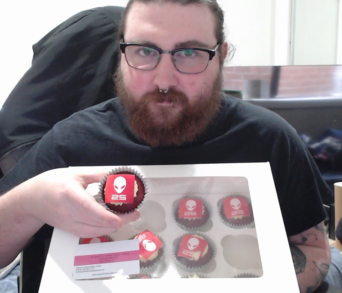 ThBiggestSteve's tweet photo. Got some sweet treats for the sweet, sweet news from Alienware today! Congratulations on 25 years of innovation. 

Excited for the stream in the morning!

https://t.co/mzFORYvpyO 

#Alienware25 #AlienwareHive #ALIENWARE https://t.co/wJqxGcFwkr