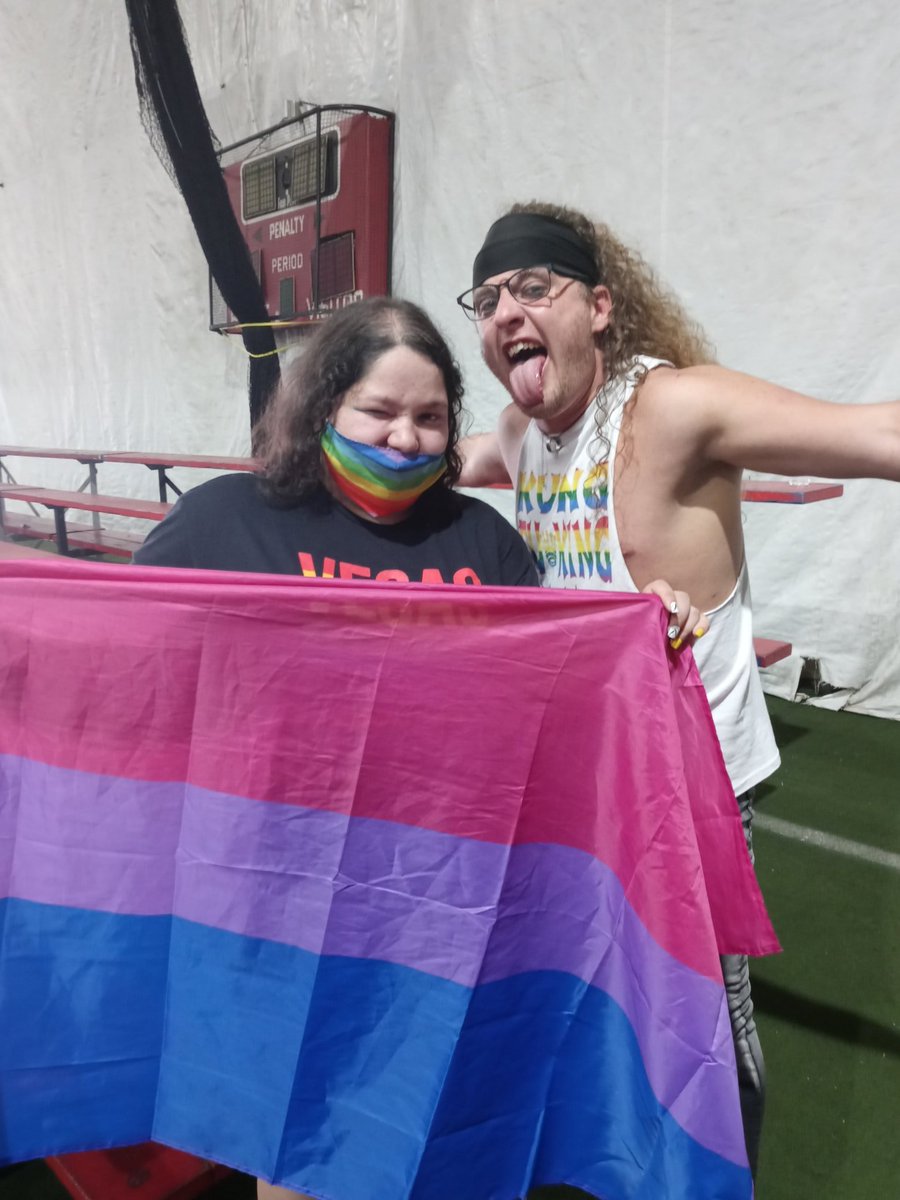 anayda_l's tweet photo. Throwback to when I got to meet @KungfuJanela at the BGB in Chicago. Super cool guy btw. #EffyBGB #MakeChicagoGayer https://t.co/mTqYkCVqIZ