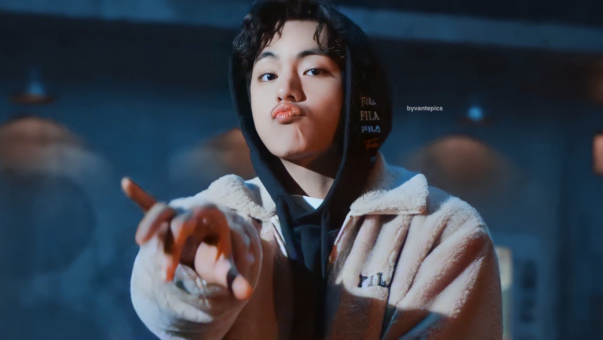 jhopegallx's tweet photo. se existe mesmo a perfeição, a definição dela é KIM TAEHYUNG. https://t.co/HeM2E0qnR2