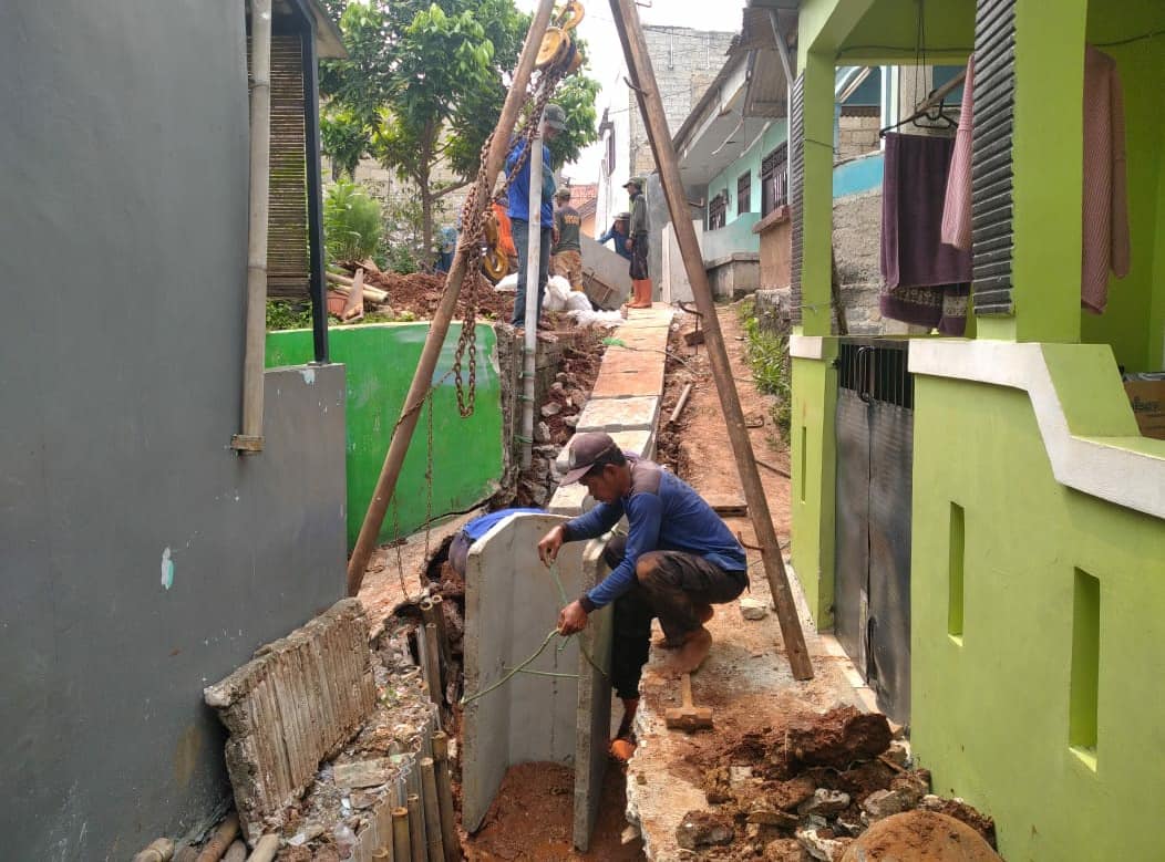 DinasPUPR's tweet photo. Sebanyak 10 satgas melakukan perbaikan saluran yang amblas di Gg. Kabel RW 19 Kelurahan Pancoran, 15/10/21. Saluran yang diperbaiki mempunyai panjang 24 meter.

cc : @IdrisAShomad @ImamBHartono @pemkotdepok https://t.co/50u4P0iDop