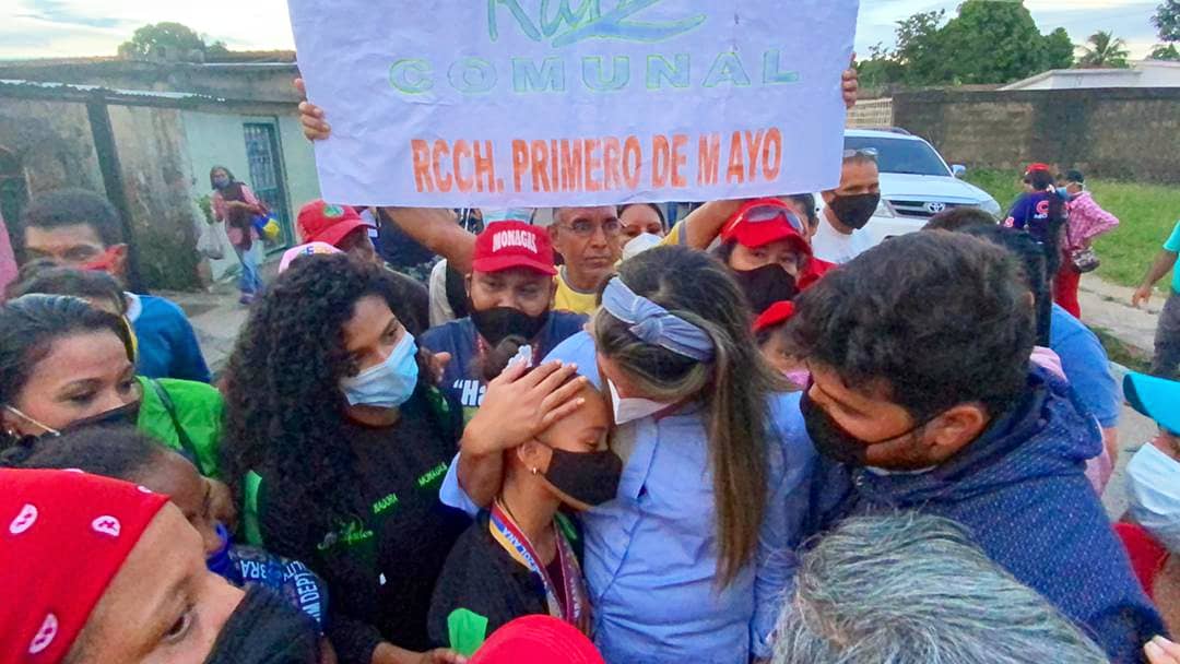 Los abrazos, las muestras de afecto y el saludo fraterno siempre resaltan cuando visito a mis hermanos de Las Cocuizas❤️

Gracias por sumar propuestas de desarrollo tan importantes, que incluso podemos adaptar en otros sectores de Maturín.✊😁

<a href="/NicolasMaduro/">Nicolás Maduro</a> 
<a href="/Marlenycdc_/">Marleny Contreras</a>