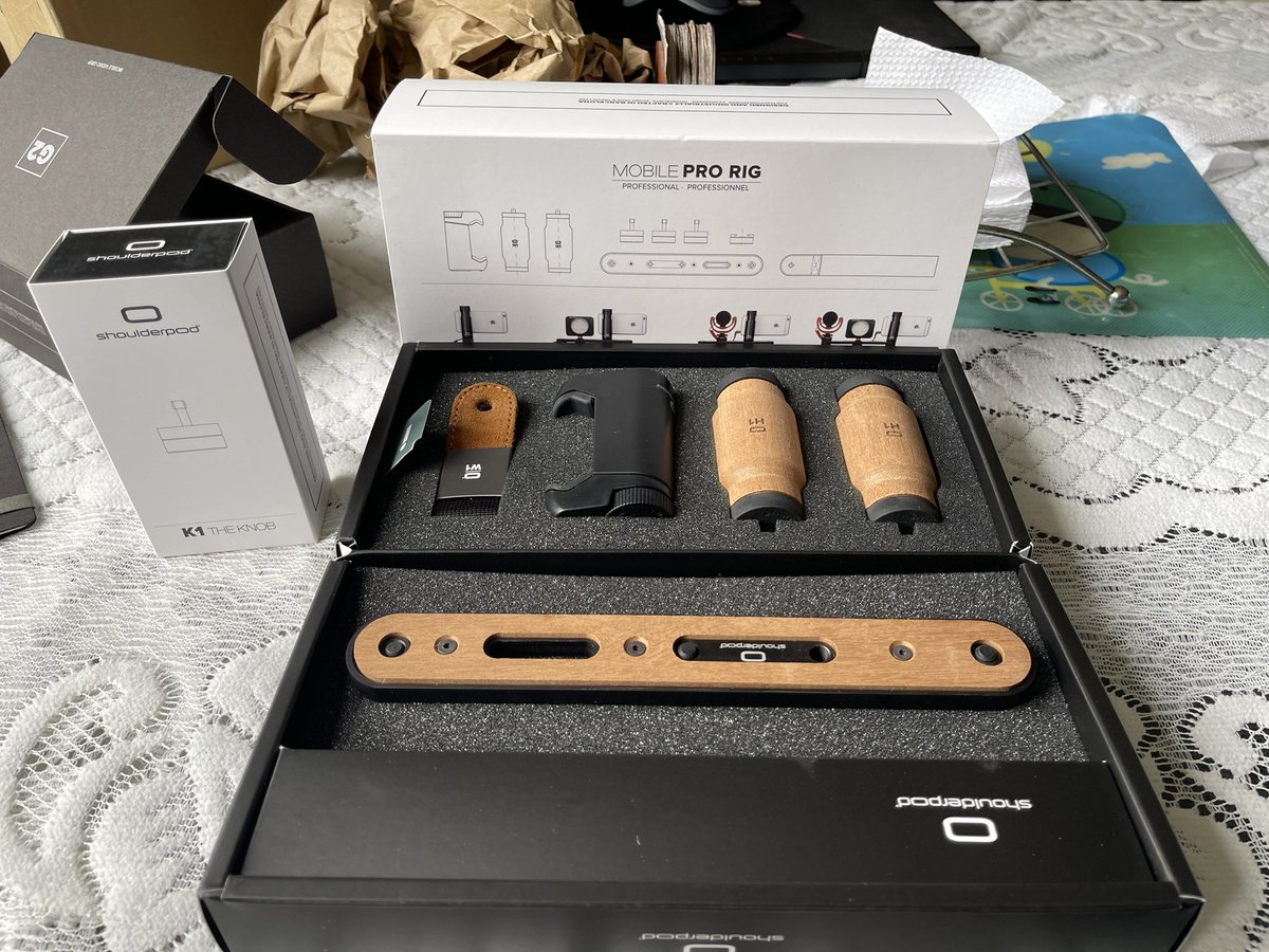 ItaloVasquezMD's tweet photo. #shoulderpod mobile filmaking, PRO VIDEO MADE SIMPLE. Nuevo juguete. @JackelineEstof1 @jchambillap @LizelyGil @y0shie29 @sayuensa @italo05airway https://t.co/dRtk9z3Ybh