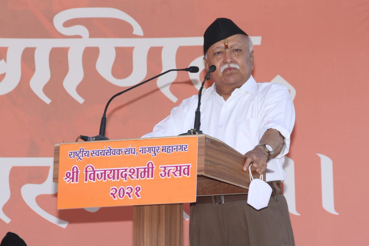 RSSorg's tweet image. &quot;भ्रांति जनमन की मिटाते , क्रांति का संगीत गाते ,
एक के दशलक्ष होकर कोटियों को हैं बुलाते , 
तुष्ट माँ होगी तभी तो विश्व में सम्मान पाकर । 
बढ़ रहे हैं चरण अगणित बस इसी धुन में निरंतर
चल रहे हैं चरण अगणित, ध्येय के पथ पर निरंतर। 
भारत माता की जय।&quot; मोहनजी भागवत #RSSVijayadashami