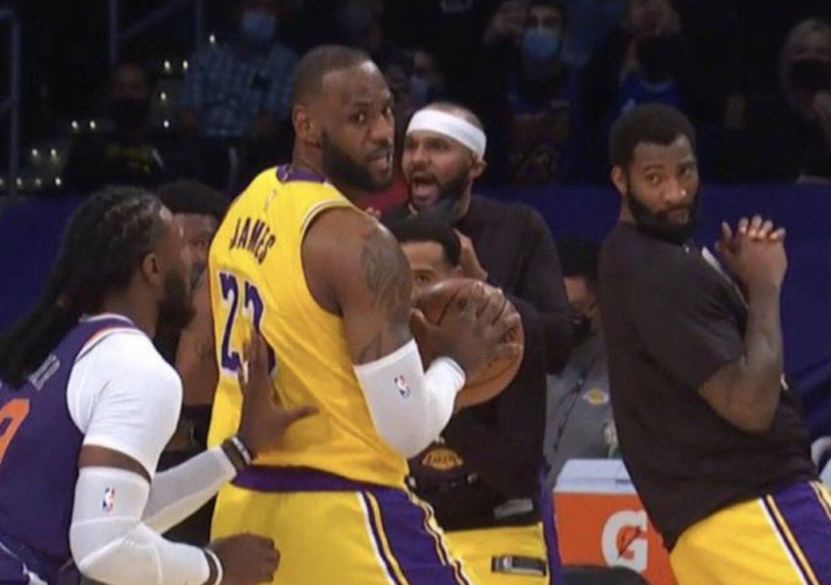 KDBurnerNumber5's tweet photo. The Lakers haven’t won a basketball game since this moment 😭 https://t.co/jtFvv8GZcJ