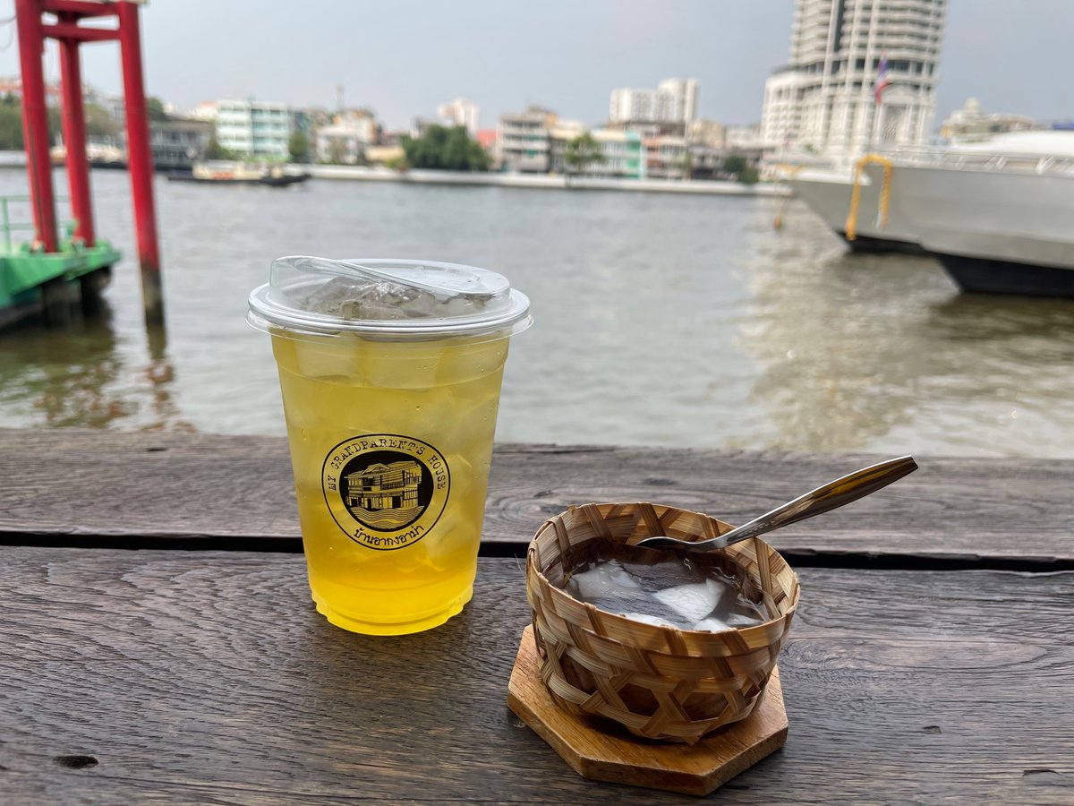 BESTEREATS's tweet photo. คาเฟ่บ้านไม้ริมน้ำ ติดกับศาลเจ้าพ่อกวนอู ฝั่งธนบุรี บรรยากาศดี นั่งชิล เก๊กฮวย 30 บาท หวานน้อย และมีวุ้นมะพร้าว 20 บาท เย็นๆ คลายร้อน ขนมปังปิ้ง 25 บาท/ชิ้น อร่อยตามมาตรฐานค่ะ
ร้าน บ้านอากงอาม่า
📍สมเด็จเจ้าพระยา 3
✏️Nun Nuni
อ่านเพิ่มhttps://t.co/v91idrxYHm
#RettyTH #คาเฟ่ https://t.co/8fmIVxpndF
