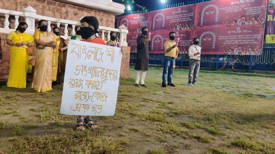 asliarpita's tweet photo. Protest from a puja committee (Santosh Mitra square) of Kolkata against the torture on Bangladeshi Hindu . https://t.co/2qRaSMhwNY