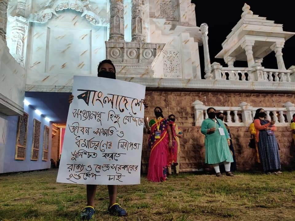 asliarpita's tweet photo. Protest from a puja committee (Santosh Mitra square) of Kolkata against the torture on Bangladeshi Hindu . https://t.co/2qRaSMhwNY