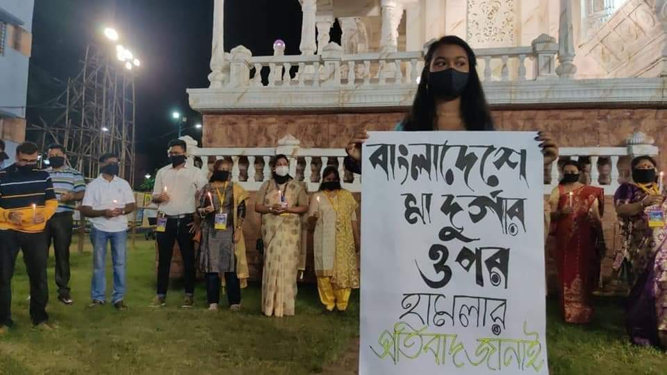asliarpita's tweet photo. Protest from a puja committee (Santosh Mitra square) of Kolkata against the torture on Bangladeshi Hindu . https://t.co/2qRaSMhwNY