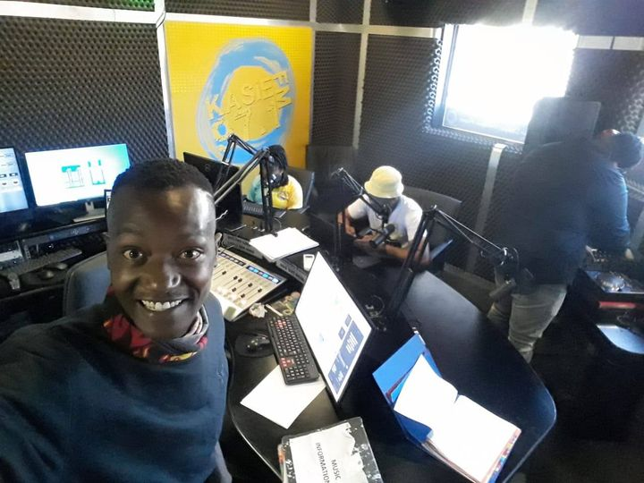 Psyfer_TheReal's tweet photo. "being positive isn't pretending that everything is good - Its seeing the good in everything"
Asambeni.. Breakfast is served on the rush to were ever you heading live this morning on @kasie_fm 97.1.📻📻📻🎙️🎚️🎛️
#BreakfastRush
#FeelGoodFriday
#FlashbackFriday
#demthuda #Phori https://t.co/TE7TOJoEV0