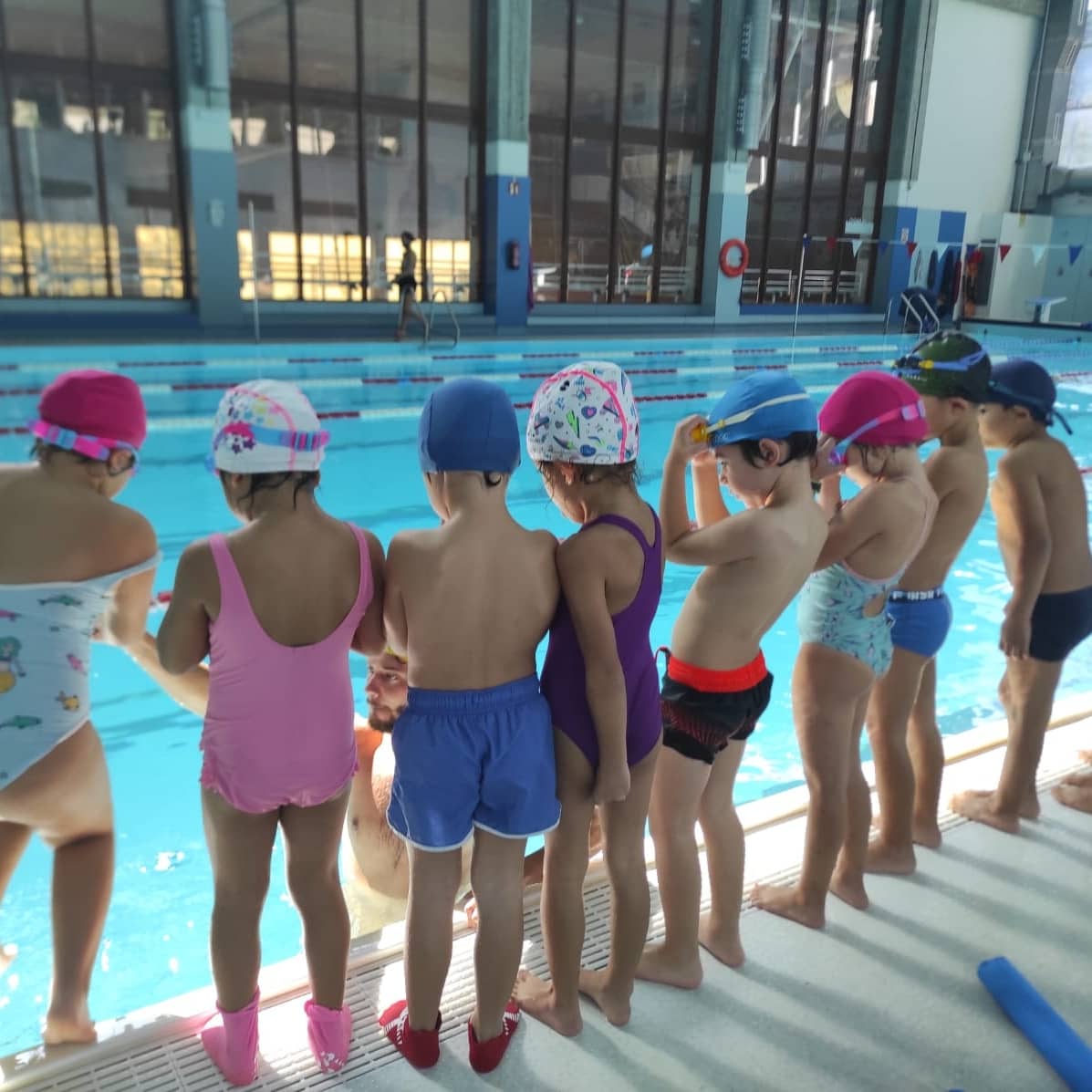 El grup de 1r ja ha començat la piscina al @cem_mundet. L'activitat forma part del programa #janedo organitzada pel <a href="/barcelona_cat/">Barcelona</a>