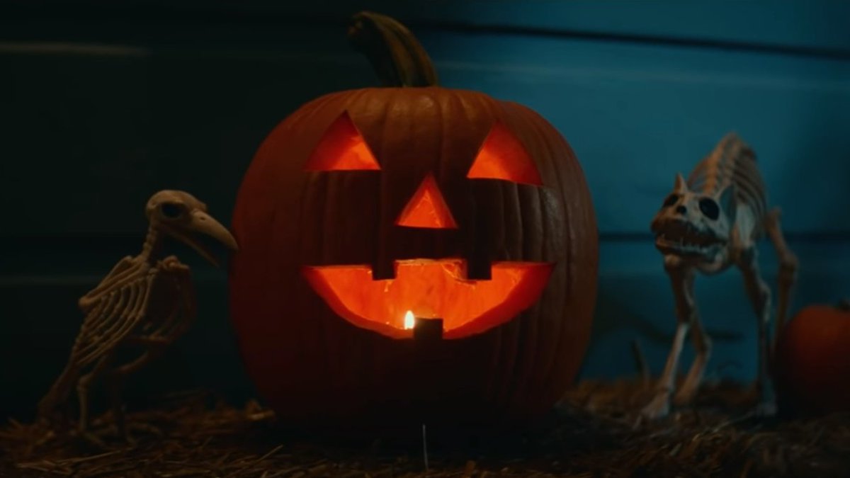 RT @DiscussingFilm: #HalloweenKills is now streaming on Peacock. 

Read our review: https://t.co/d3YXuNaieh https://t.co/3U9lEEPpQg