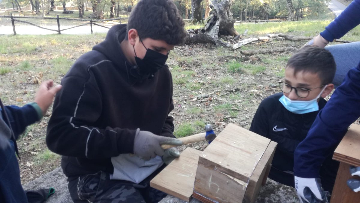 IESOLasBatuecas's tweet photo. Hoy son nuestros alumnos de 1 y 2 ES0 los que salieron a la fuente del caño a trabajar en nuestro proyecto de centro "microbosquetes", junto con Pablo de @bffnaturaleza 
#proyectomedioambiental #sieradefrancia #batuecas #cultura #creandovida #futuro #iesolasbatuecas https://t.co/3sJhrCwhEh