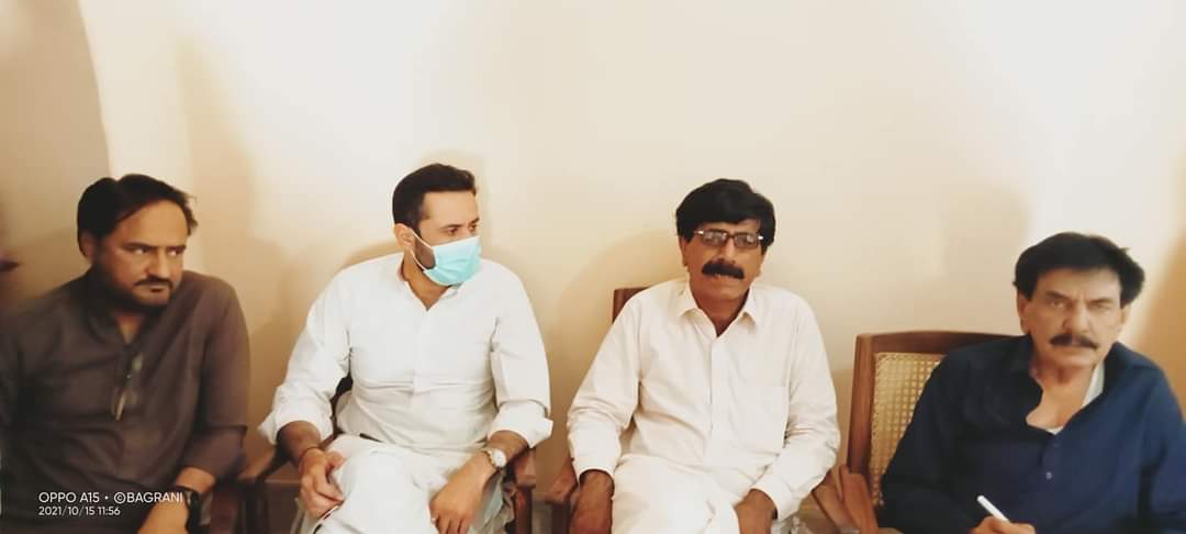qaisar_panhwar1's tweet photo. 17 اکتوبر کراچی میں جلسہ کی تیاری کی میٹنگ۔ #PS70 ماتلی سے بڑی تعداد میں جیالے شرکت کریں گے اور #کارساز کے شہداء کو خراج تحسین پیش کریں گے۔ https://t.co/ivbBw0CSZ5