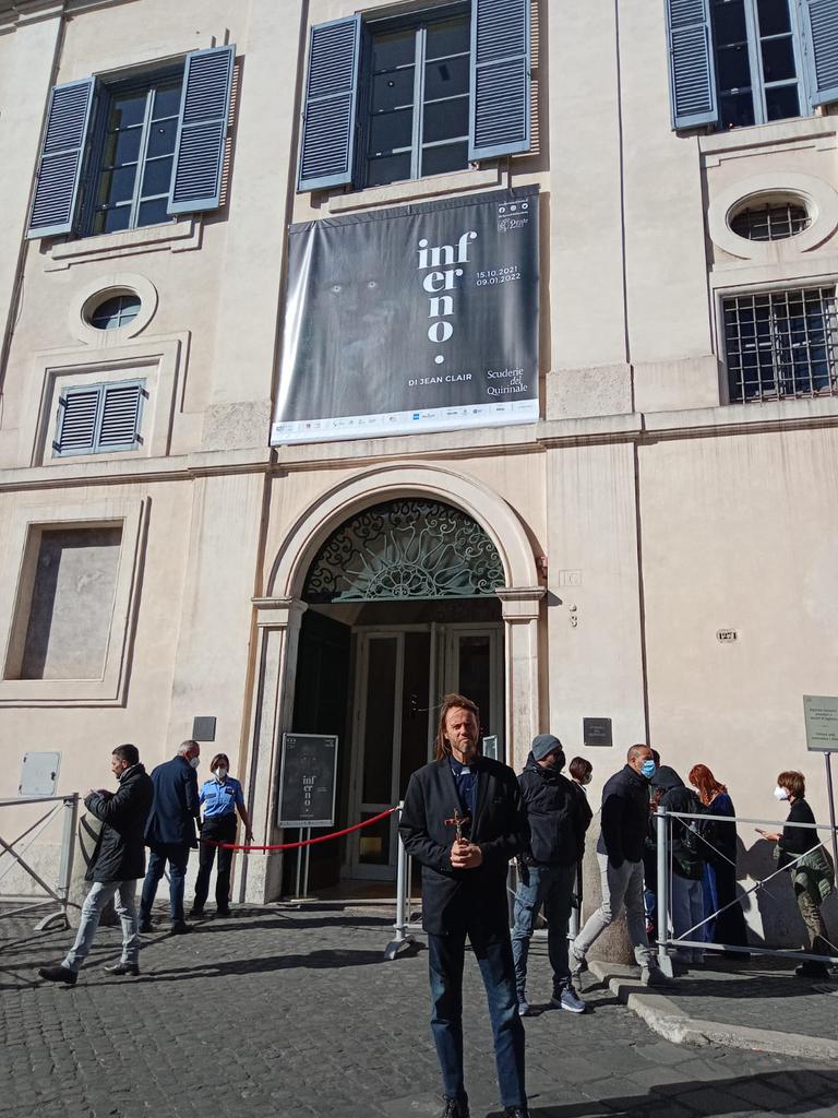 Ho pregato ed esorcizzato il Male a Roma qui al Quirinale,, dove oggi 15 Ottobre inaugurano la Porta dell'inferno.
Non prevarranno.
(Padre David)