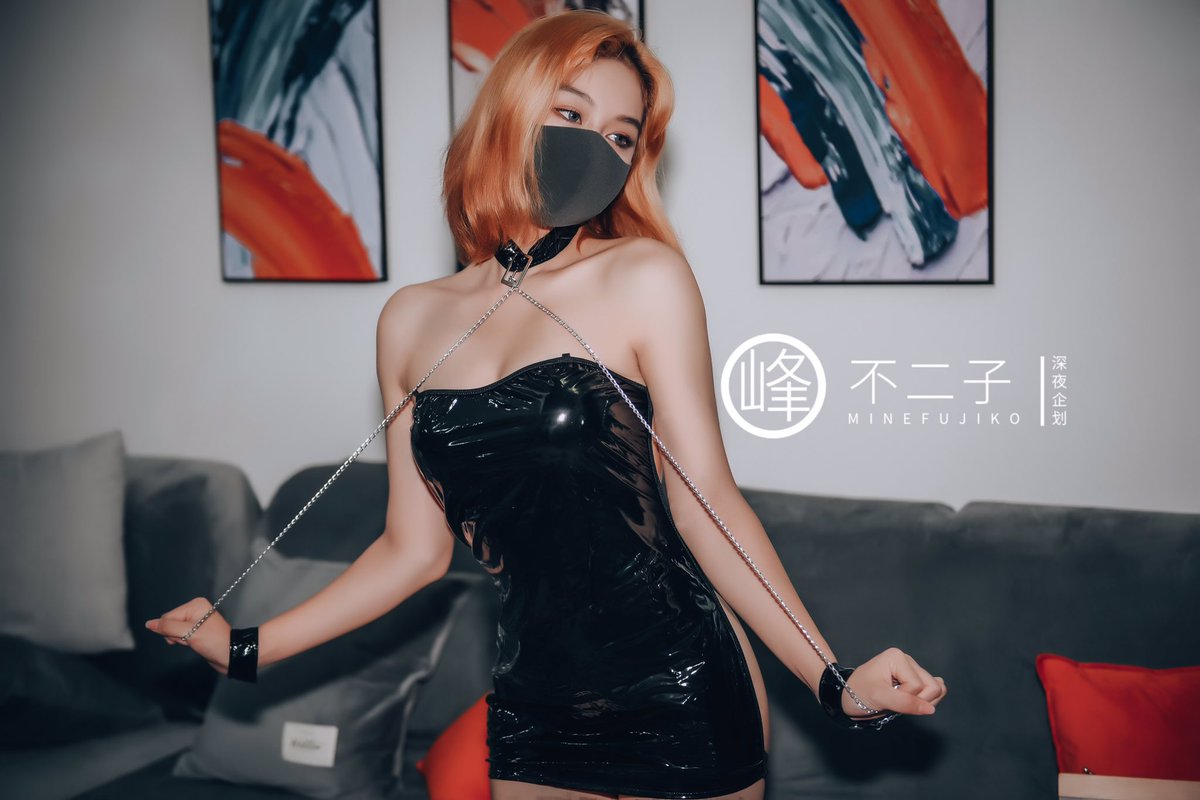 借了理理的皮衣来穿，正面看上去还挺正常，背面有点东西啊～@Daguidiyi 谢谢大大💗

#御姐 #反差婊 #学生 #模特 #美腿 #福利姬 https://t.co/fG59xj76wF