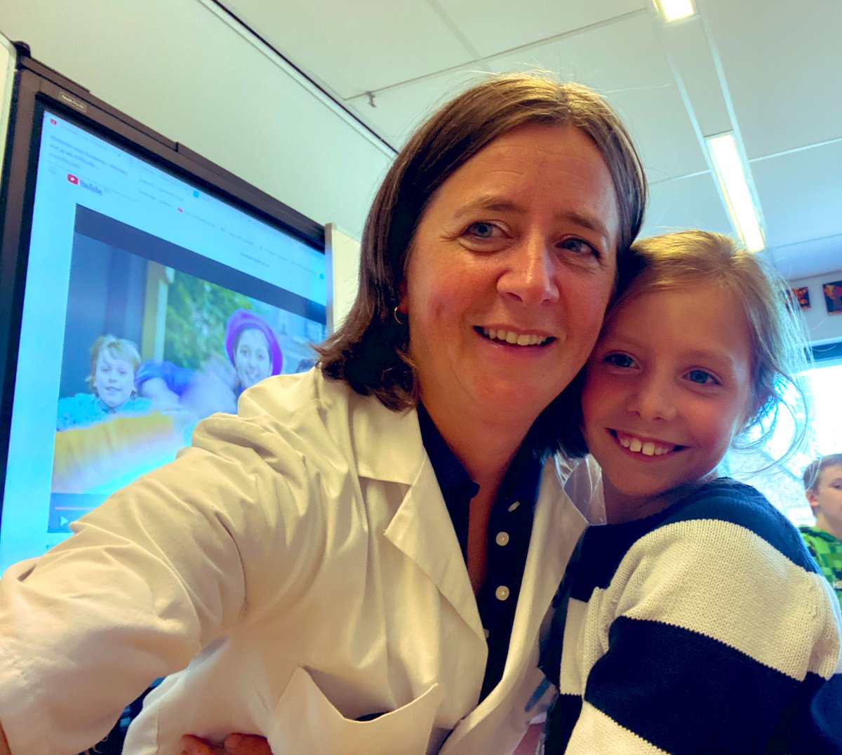RhodeBijlsma's tweet photo. Wat was dat leuk! Dokter zijn in de klas van onze Liselot @julianaschool_ Anatomie zit er al goed in! En de telescoop werd gelukkig een stethoscoop voor in de witte jas 😅#dokterindeklas #Kinderboekenweek #wordenwatjewil https://t.co/VYANXOOuER
