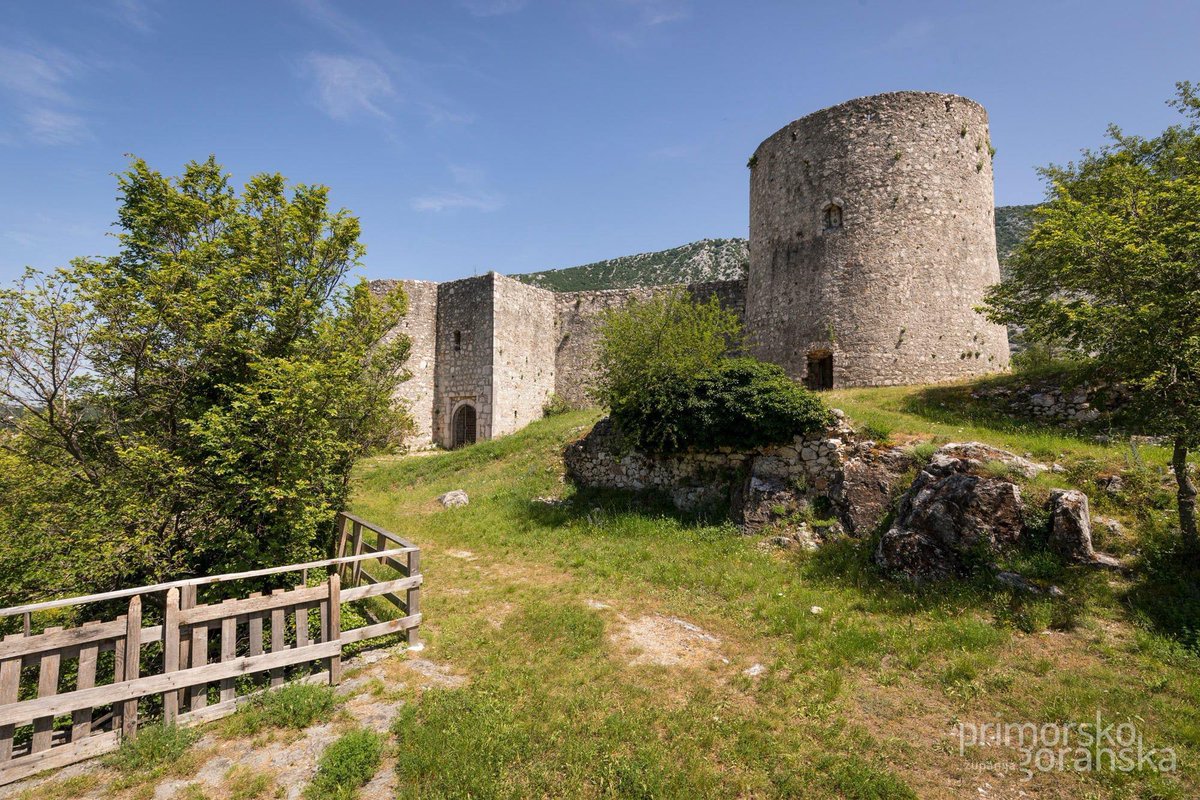 frankopanieu's tweet photo. ℹ️ℹ️ℹ️
Sutra se u Vinodolu održava još jedna interpretacijska šetnja pod nazivom "Hodeć puten naših starih" u sklopu koje ovoga puta možete posjetiti frankopanski Kaštel #Drivenik!
✍🏼 Prijave i info putem Turističke zajednice Vinodolske općine 🧡
#frankopani #vinodol #pgž https://t.co/VfoZltPjV8