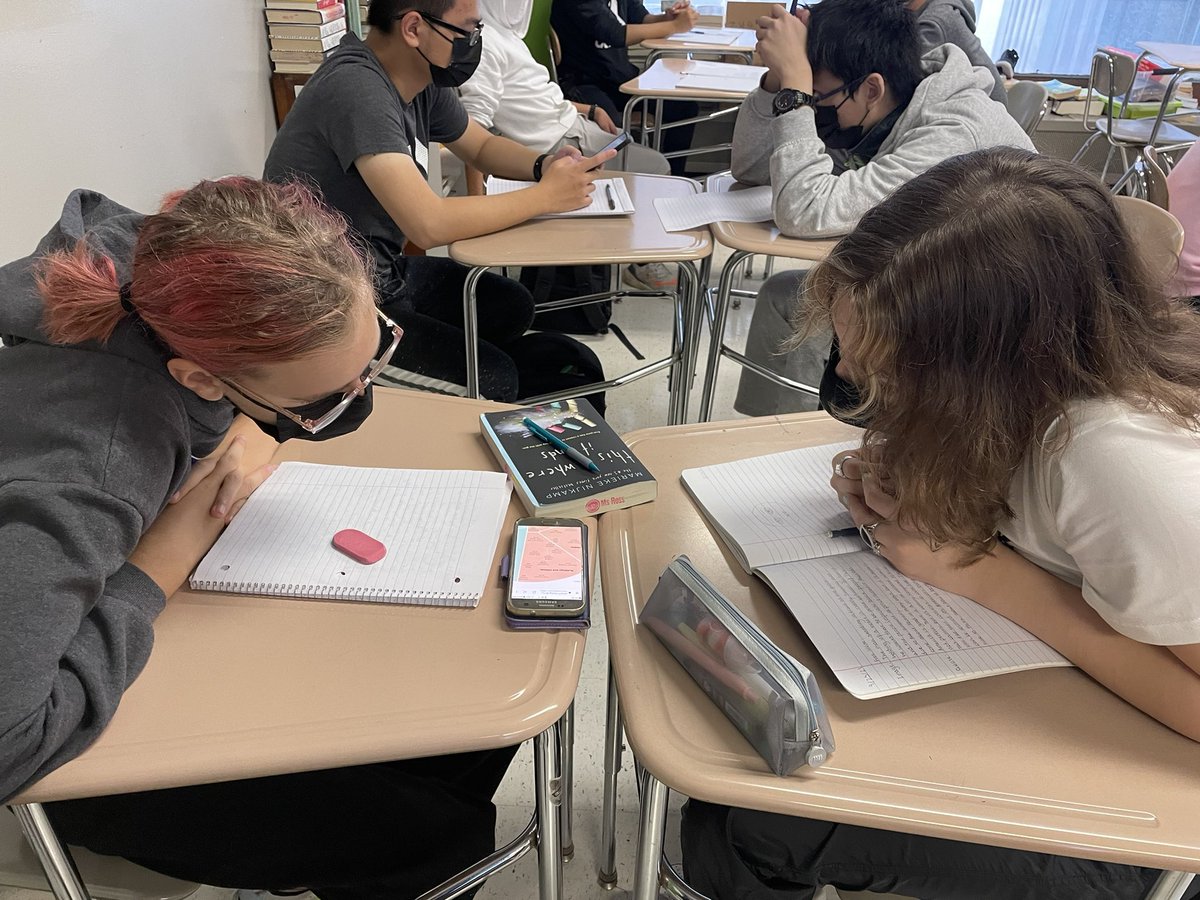 bcchs_principal's tweet photo. Fostering a love of reading in English with book partners and analyzing Bidenโs economic plan on cell phones- #booklove #whatlearninglookslike. @BCCHS4 https://t.co/sxCv40nSKA