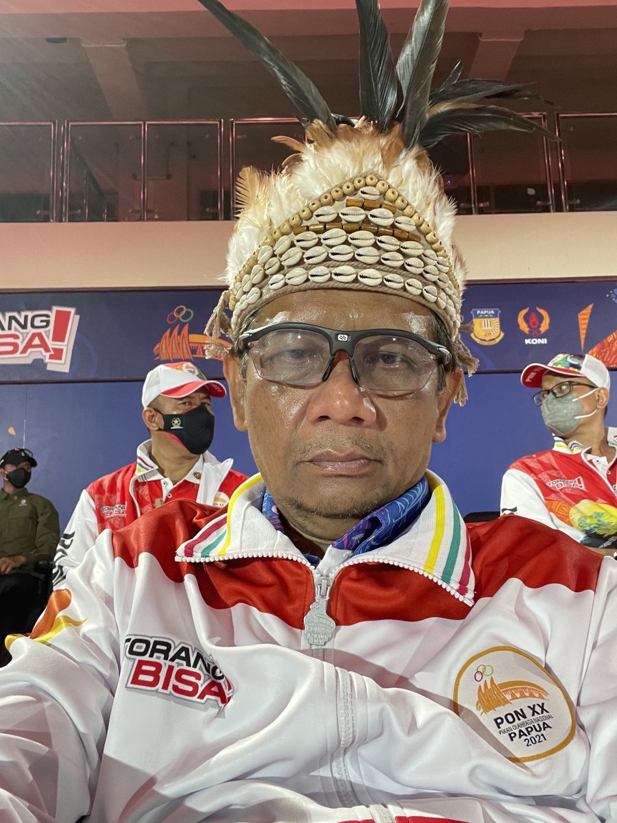 mohmahfudmd's tweet photo. Lagu Indonesia Raya membahana di Stadion Lukas Enembe Jayapura pd Upacara Penutupan PON XX yg sangat meriah dgn kehadiran puluhan ribu orang, spt sat Pembukaan 2 pekan lalu. Saat ini jam 19 - 21 WIT (17 -19 WIB) acr Penutupan sdng berlangsung. Hidup Indonedia, Hidup Papua.🇮🇩🇮🇩🇮🇩 https://t.co/241tN1xZTA