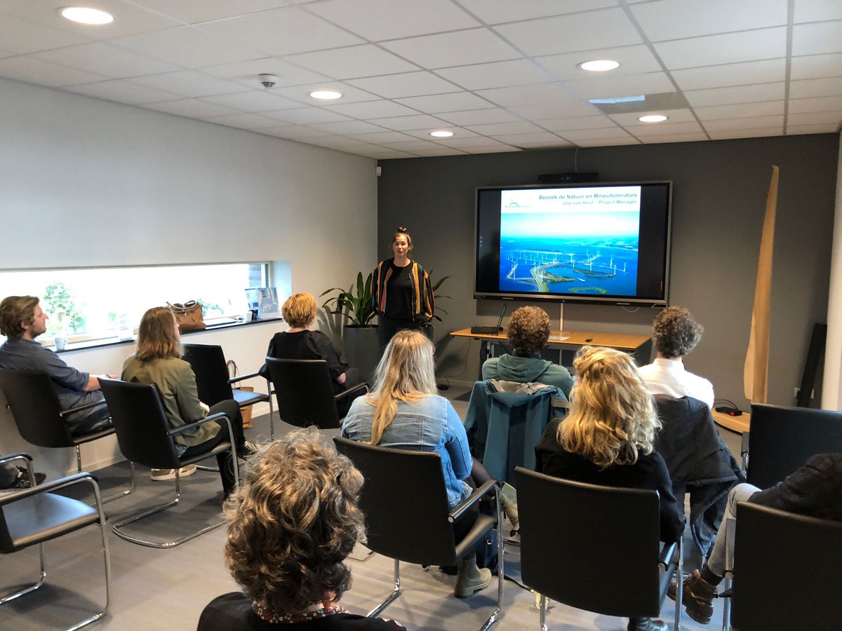 Inmiddels warm ontvangen door @windparkkrammer. Alweer wat nieuws geleerd. Grootste burgerinitiatief van NL. Welkom door directeur <a href="/ZMfZeeland/">ZMf</a> <a href="/iravh/">Ira von Harras</a> #werkbezoekklimaatenenergie