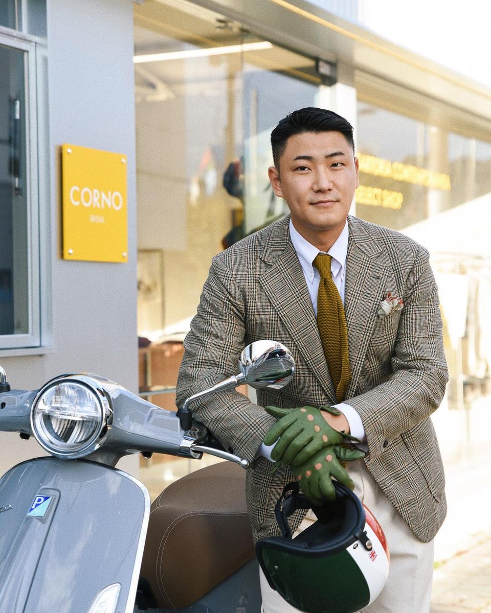 Our latest addition to the Delta gloves: Lincoln Green! 

All the way from Korea, John styles his pair with a tweed jacket, ecru trousers, and brogues