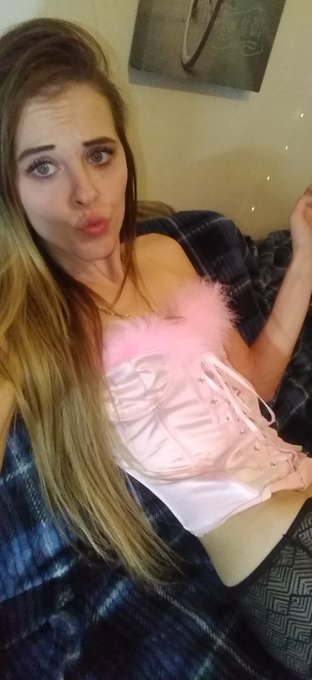 ya'll can CUM and see this sexy little thang live right now or usually monday-friday 😘 just copy this<a href="/tag/smcontest"class="tags"><span>#smcontest</span></a>