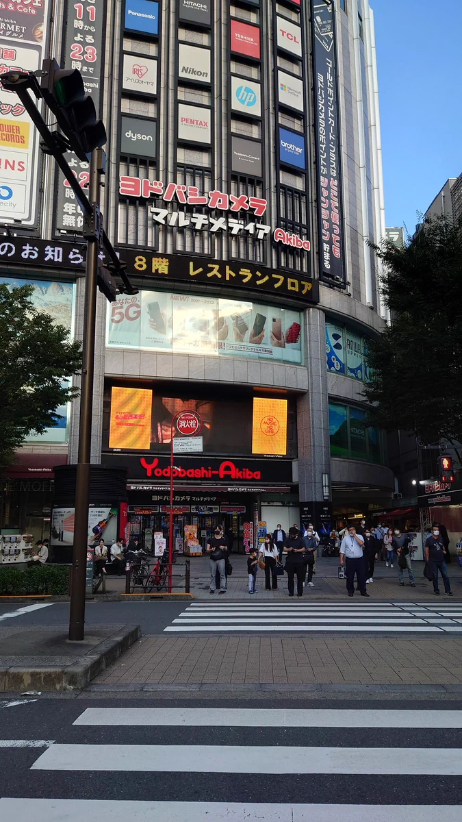 アキバのヨドバシ前にある消火栓の看板を見上げたら…不思議なメッセージがあった！