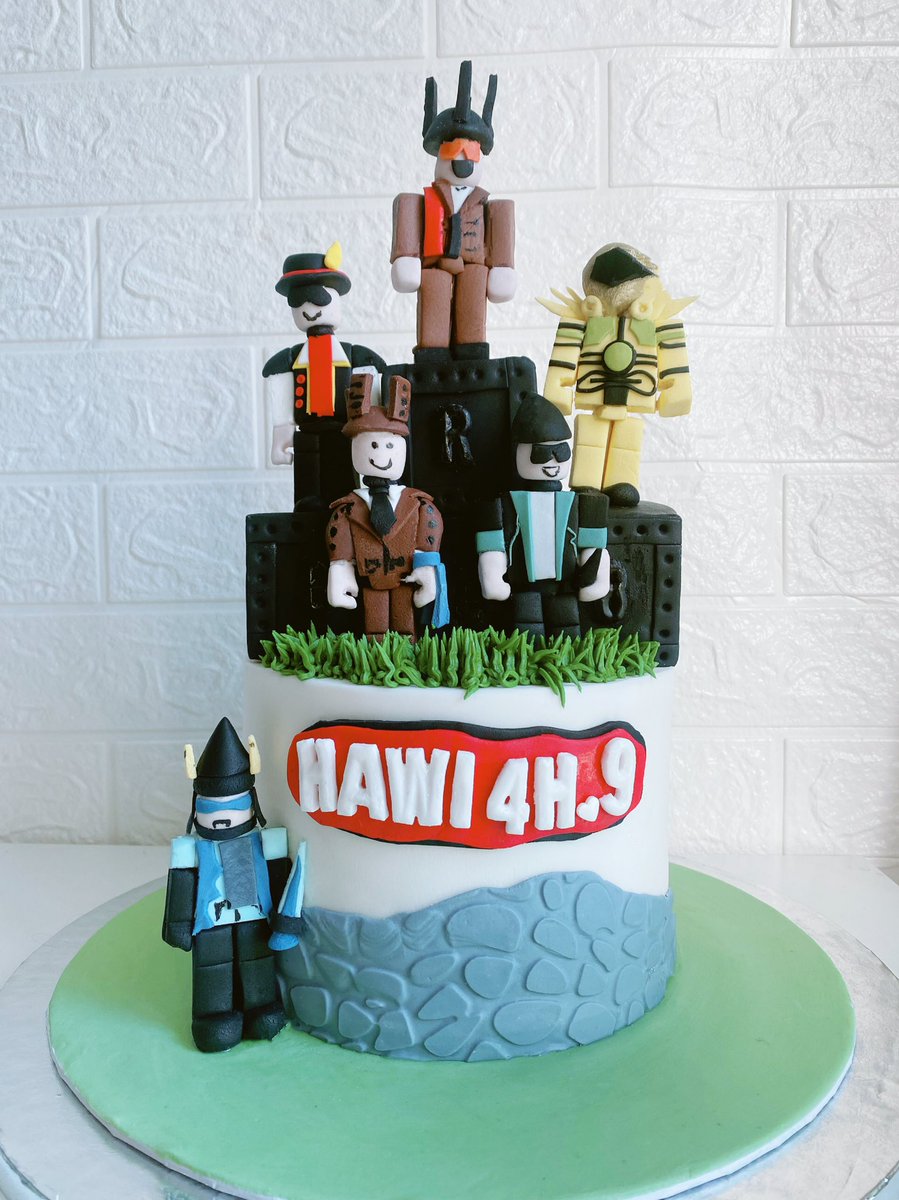 Roblox cake 
With edible figures 

#maldivescakes #maldives #cakelovers #cakesofmaldives #maldivesbaking #robloxcakes