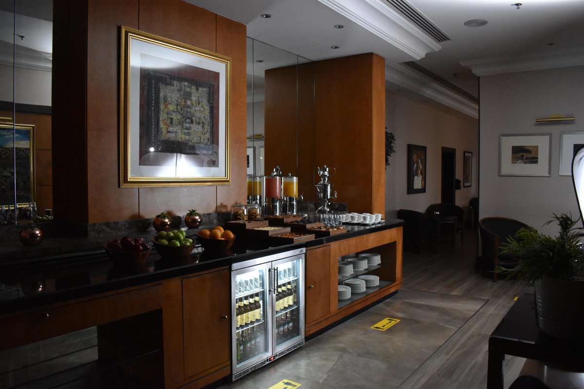 Enjoy refreshing drinks and snacks at our Executive Lounge!