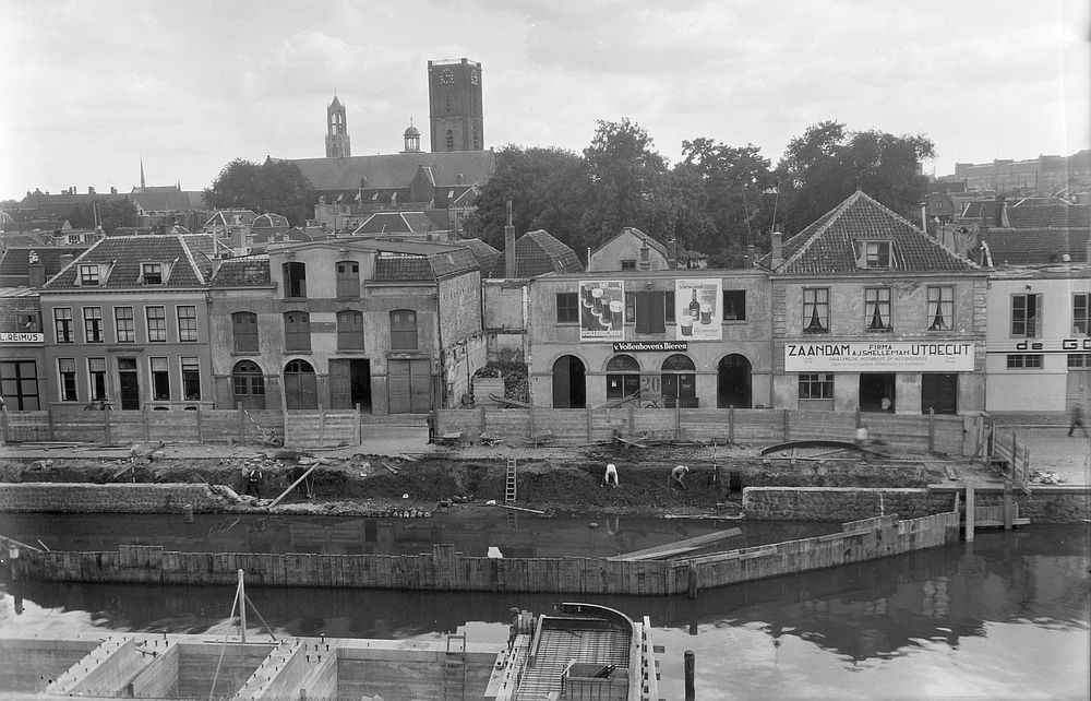 ZowasUtrecht's tweet photo. Vanaf Weerdsingel WZ in 1938. Bouw van de Westerbrug (nu ligt hier de Monicabrug) en zicht op de Nieuwekade. Voor de doorbraak ten behoeve van de aanleg van de Jacobsstraat, waarvoor een groot deel van Wijk C werd gesloopt. Bij de bomen het Oranjepark #WijkC #verdweneninutrecht https://t.co/Qn3rLewpQe