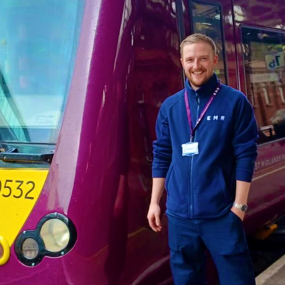 ChrisMRail's tweet image. A massive congratulations to yet more of our newly Qualified Drivers I’ve had the honour of doing the ‘golden handshake’ with recently. 

Congratulations to Sophie, Darren, Scott, Oli and everyone else I’ve forgotten to take a photo of! @weareEMR 🚂