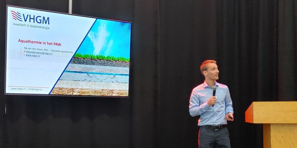 Wat is nodig voor een aardgasvrije wijk met aquathermie? Een wijk die van het gas afgaat, oppervlaktewater, een warmtenet, een grote technische ruimte, financiering, participatie, een goed ontwerp en vergunningen vertelt Rik van den Oever van VHGM. buff.ly/3Bbph0u