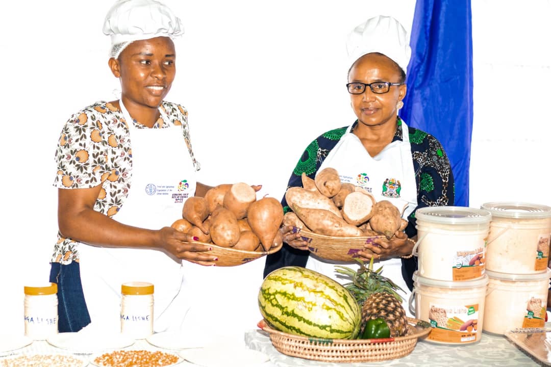 FAOTanzania's tweet photo. With support from @FAO, Zena Mshana, a young Tanzanian agripreneur thrives in the nutritional food business.

She joins UN agencies &amp; partners in educating communities on the nutritional value of biofortified foods, maize, beans &amp; Organge-Fleshed Sweet Potatoes.

#WorldFoodDay https://t.co/LUfFz659bM