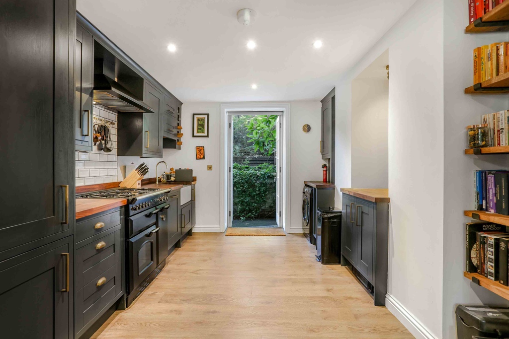 McMahonPartner's tweet photo. Beautiful Georgian, grade II listed, garden flat for sale in Trinity Street, Borough, London, SE1. 

#londonrealestate #londonproperty #estateagent  #londoncity #livinginlondon #design #southwark #Zoopla #Rightmove #cityliving #citylife #propertymanagement #propertysearch https://t.co/tN9g1wqeUe