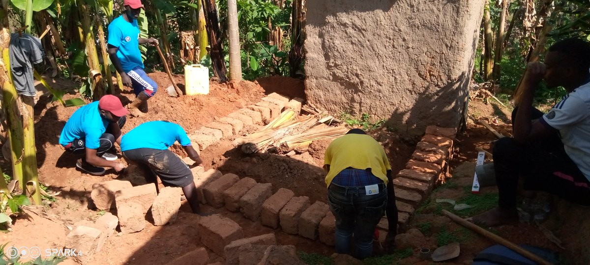 KinyinyaY's tweet photo. #BIRIKUBA
Muri #VolunteersMonth urubyiruko rwabakorerabushake muri @SectorKinyinya  mugukemura ibibazo bibangamiye abaturage turikubakira umuturage utagiraga ubwiherero utuye #Gasharucell #Agatare_Village 
@RYVCP_Gasabo @AbdallahMurenzi @gatjmv  
@Muhateric 
@Havuguziga3 https://t.co/8jGH68tCcg
