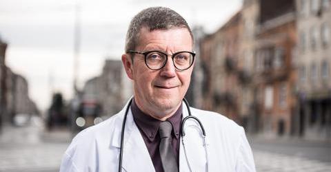 "Griep is de kameleon onder de virussen: elk jaar verandert hij". En daarom vindt dokter Bart Demyttenaere vaccinatie belangrijk. 💉 devoorzorg-bondmoyson.be/blog/griepvacc…