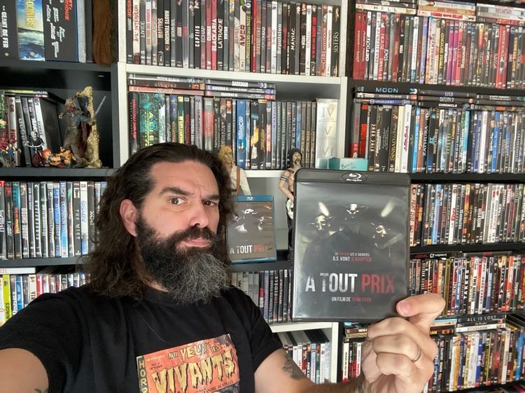 yanndanh's tweet photo. Merci à Quentin Gauvrit pour ses 2 photos en compagnie de ses 2 (😜) Blu-ray d' A TOUT PRIX ♥✅🙏
@DigitalCin #TheEcstasyOfFilms @QuentWestbrook
#metalunastoreparis #TCSlab #bluraycollector #EditionCollector #éditionlimitée #courtmétrage #Thriller #Cinéma #AtoutPrix #Bluray https://t.co/5ppqQ9A5k3