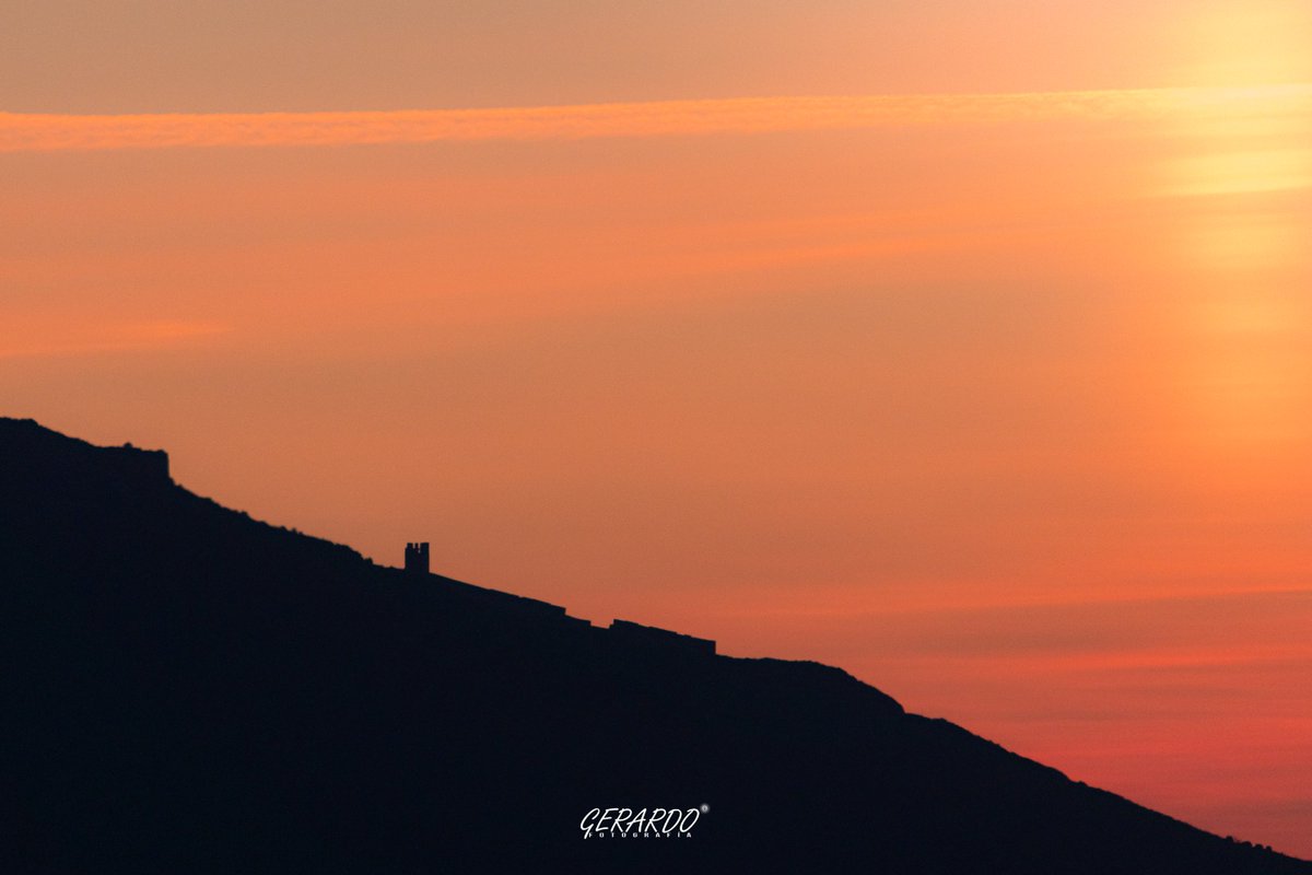 ¡#FelizViernes! #Amanecer desde #Orihuela (#Alicante). Formación de un "pilar solar". Fenómeno óptico que se forma por la refracción o reflexión de la luz solar al atravesar los cristalitos de hielo por los que están formadas las nubes altas. Imágenes: <a href="/Gerardocayuelas/">Gerardo</a>.