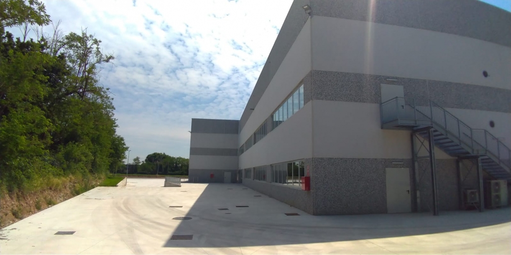 Deleosrl's tweet photo. Work in progress 👷‍♂ Procedono i lavori al capannone industriale di Liscate. E' una soddisfazione anche per noi vedere i progetti dei nostri clienti che prendono forma.
#edilizia #cantieri #progettazione #bim https://t.co/GHLHXGkozr