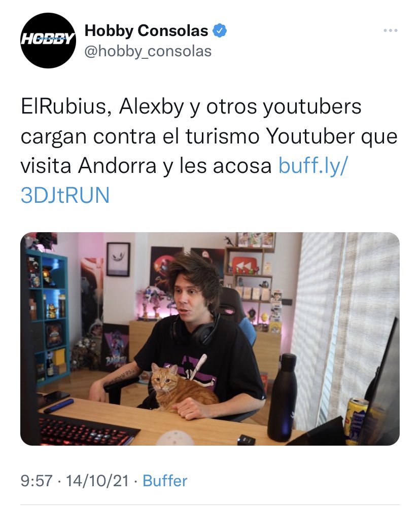 GRevelados's tweet photo. 2005 «Me at the zoo» 1er video #YouTube. 16 años después es a los #YouTubers a los que se va a ver. En «Secretos del vídeo online" @EsicEditorial cómo sacarle todo el partido al #vídeoOnline. Lo de tributar lo cuenta mejor @IbaiLlanos #VideoMaker #SecretosdelVídeo #Videoblogging https://t.co/ngRVeQWl2t