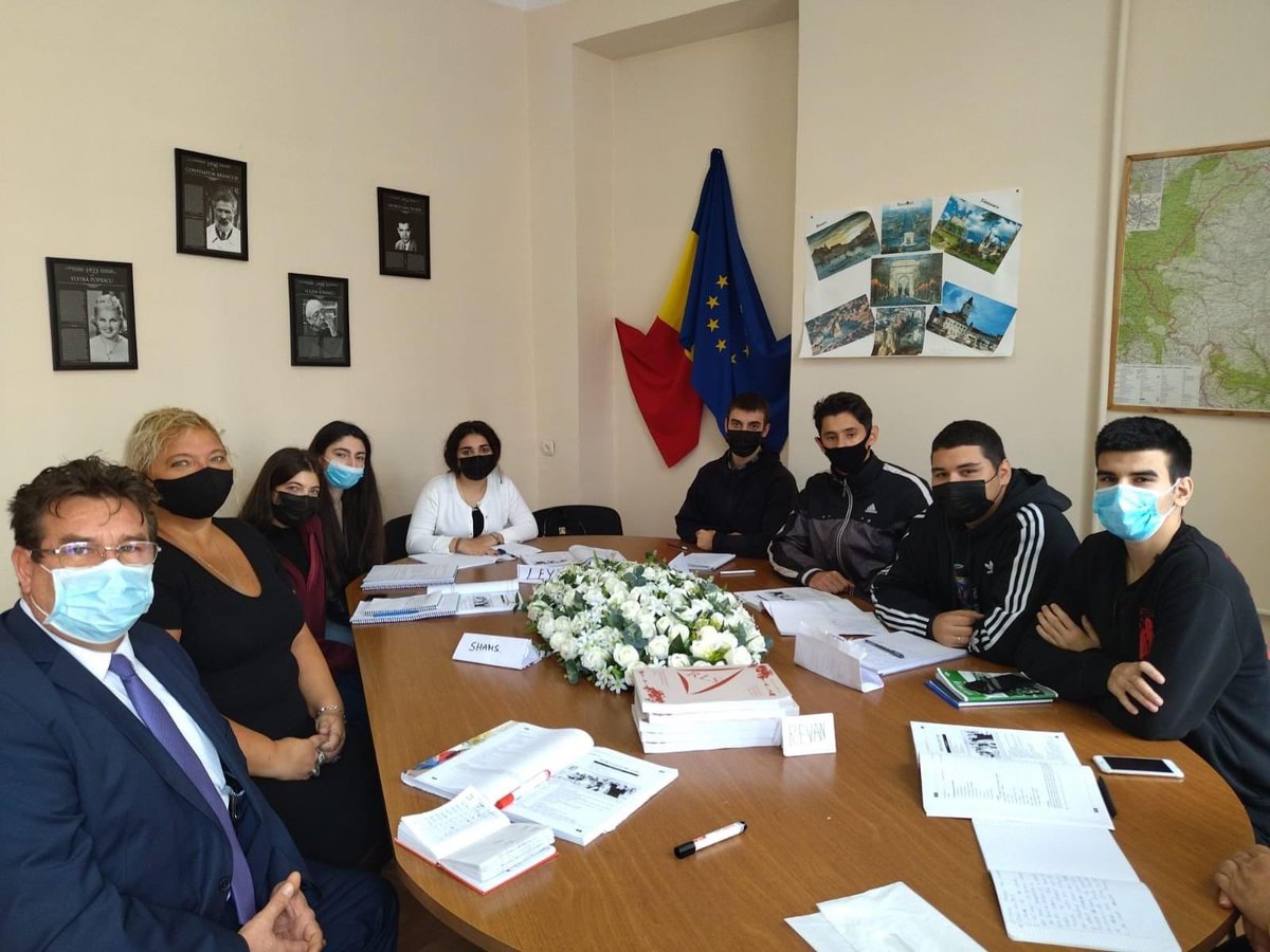 Today we were pleased to host Romaniam guests at the Romanian Center and the International Relations students had their first contact with Romanian diplomats.