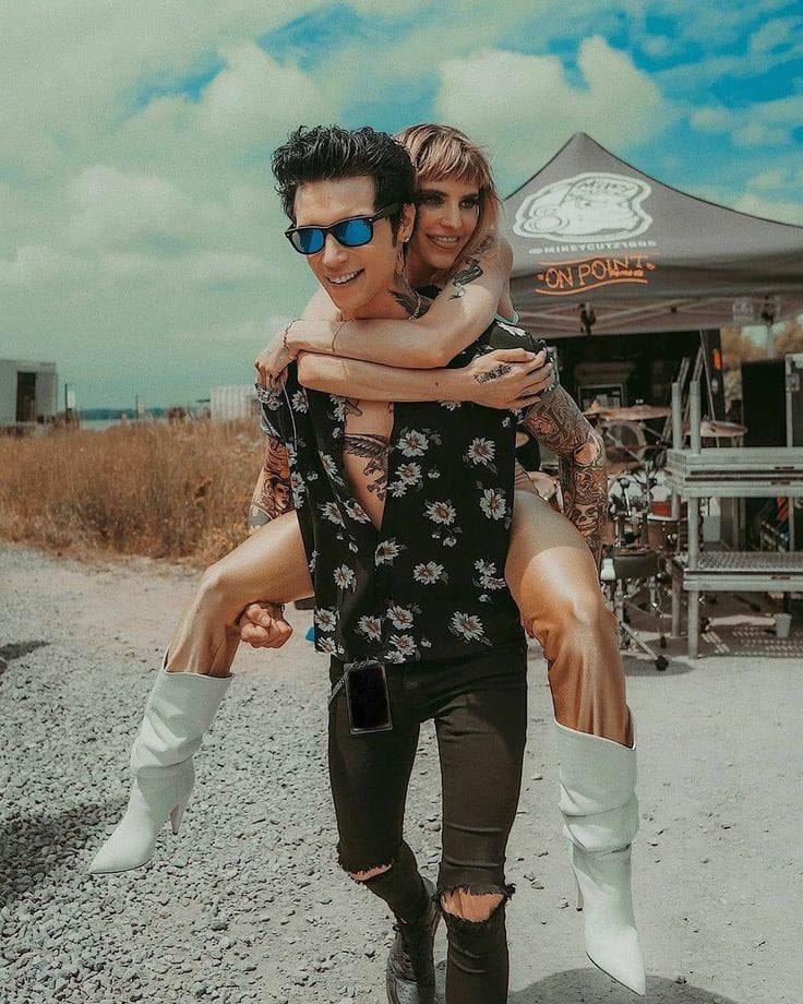 —Antes de irse al escenario donde se cerraría el festival Andy sube a su IG una foto que había sido tomada esa tarde, y donde aparecía junto a su esposa <a href="/JulietSmmsB/">Juliet</a> pasando un buen rato.
Como siempre lo pasó increíble y esperaría con ansias el RBchella 22.— 

#Rolbandchella21