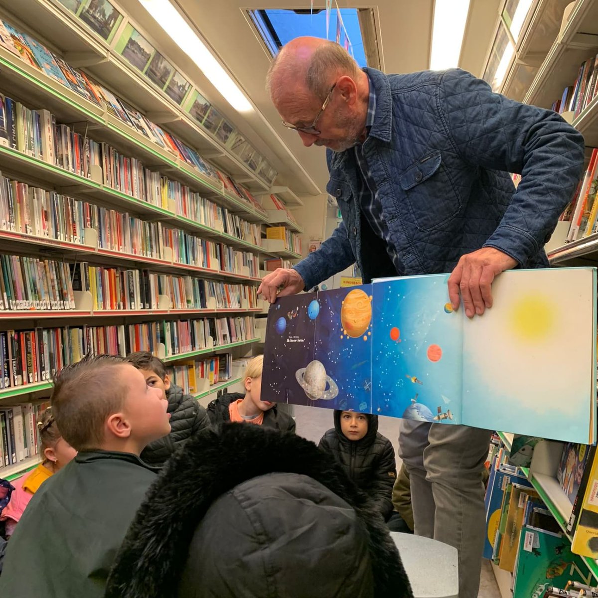 Groep 1/2 heeft een bezoek gebracht aan de bibliotheekbus. Ze werden voorgelezen door de bibliothecaris.