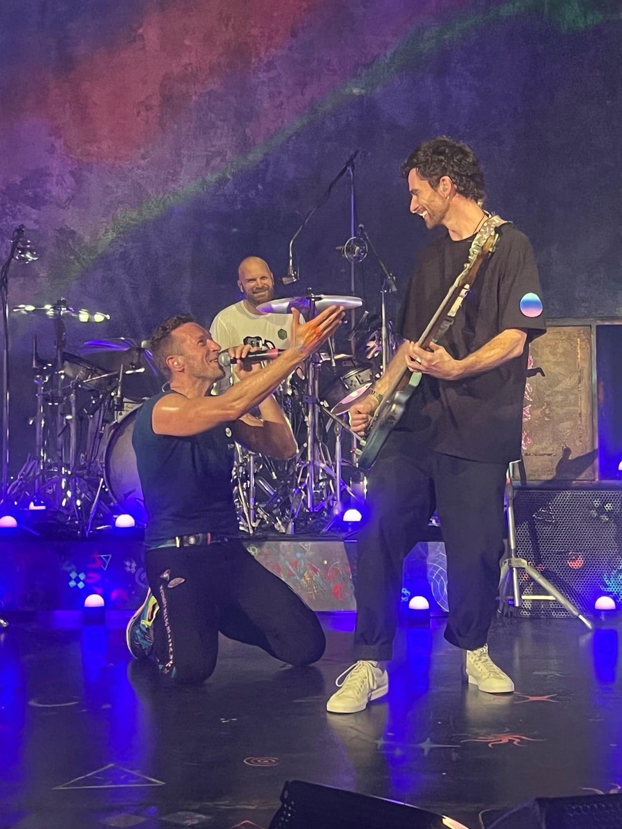 NonantexTrois's tweet photo. Look at their smile 🤗 Does Chris purpose Guy ? 😂 #Coldplay #guyberryman #ChrisMartin #willchampion #coldplayer #MusicOfTheSphere #mots https://t.co/1TzGSaZQnn
