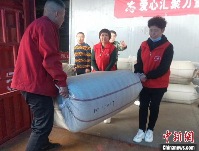 xiwzwb's tweet photo. 跨越2700多公里、历经60多个小时，来自新疆生产建设兵团第六师五家渠市的1.8万条棉被，于10月15日凌晨1点，顺利抵达山西省临汾市…… https://t.co/ez8G1i7Sxa