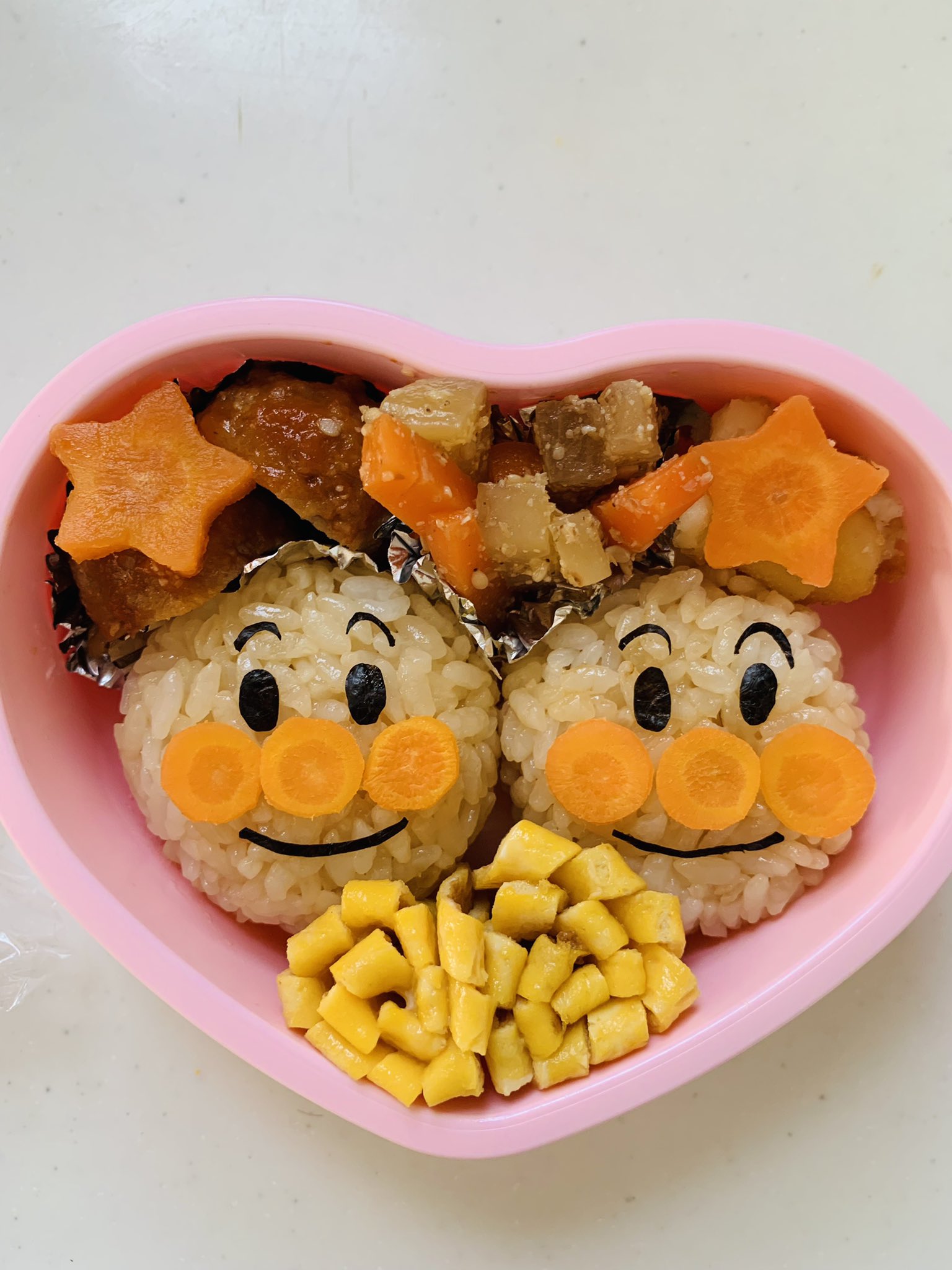 ゆりの 4児ママ 昨日ワクチン2回目でしたが 朝から弁当作り まずは 1歳 次女の お弁当 アンパンマン の顔 ごはん 麺つゆ アンパンマン の鼻 人参 花 薄焼き卵 眉毛は目を切った残りの部分を少し切ると簡単 簡単キャラ弁 1歳児のごはん 1
