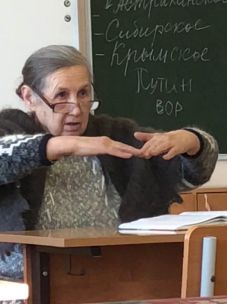 учитель у доски. учительница старой школы. учитель кричит на ученика картинка. пожилая учительница. учитель и ученик.